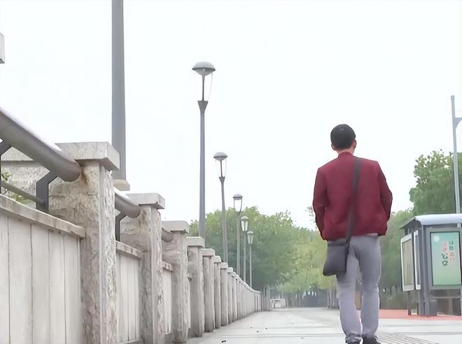 儿将单身母亲赶出家门背后真相令人泪目龙8国际电子游戏娱乐平台湖南14岁女(图4)